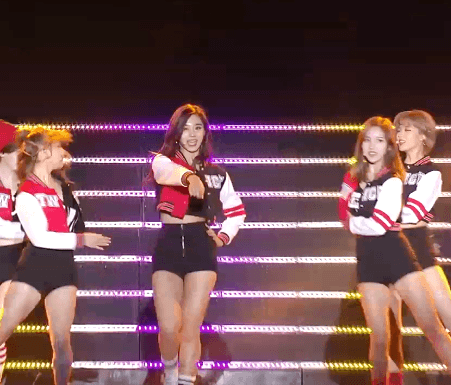 9명 다 레전드 갱신한 오늘자 트와이스 무대.gif | 인스티즈
