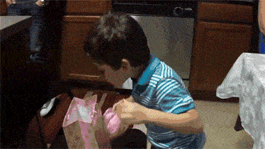 생일 선물로 바나나를 받고 행복해하는 아이.gif | 인스티즈