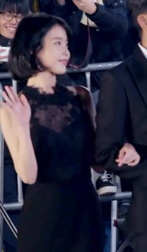 아이유 sbs연기대상 블랙드레스 단발머리. gif | 인스티즈
