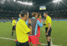 심판에게 항의하는 손흥민선수...gif | 인스티즈