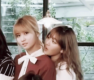 [트와이스] ???: 우리 모모 비 맞으면 안되니까...ㅎ | 인스티즈