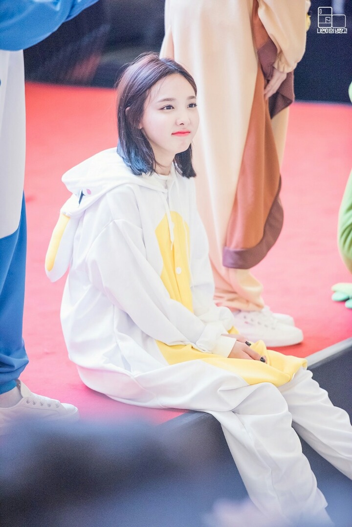 [트와이스] 혼자 앉아 있는 쭈구리 토끼 나연이(데이터주의) | 인스티즈