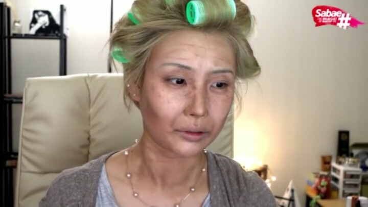 흔한 뷰티유튜버의 노인 분장.jpg | 인스티즈