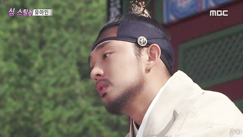[유아인] 인상깊었던 사도 촬영중 모니터 하는 유아인.gif | 인스티즈