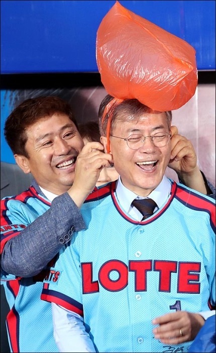 웃는 이니 | 인스티즈