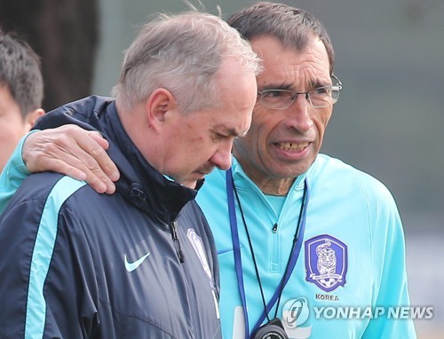 오늘자 굳은 표정으로 회복 훈련하는 축구대표팀 | 인스티즈