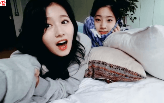자다일어나서 방송하는 다현이 | 인스티즈