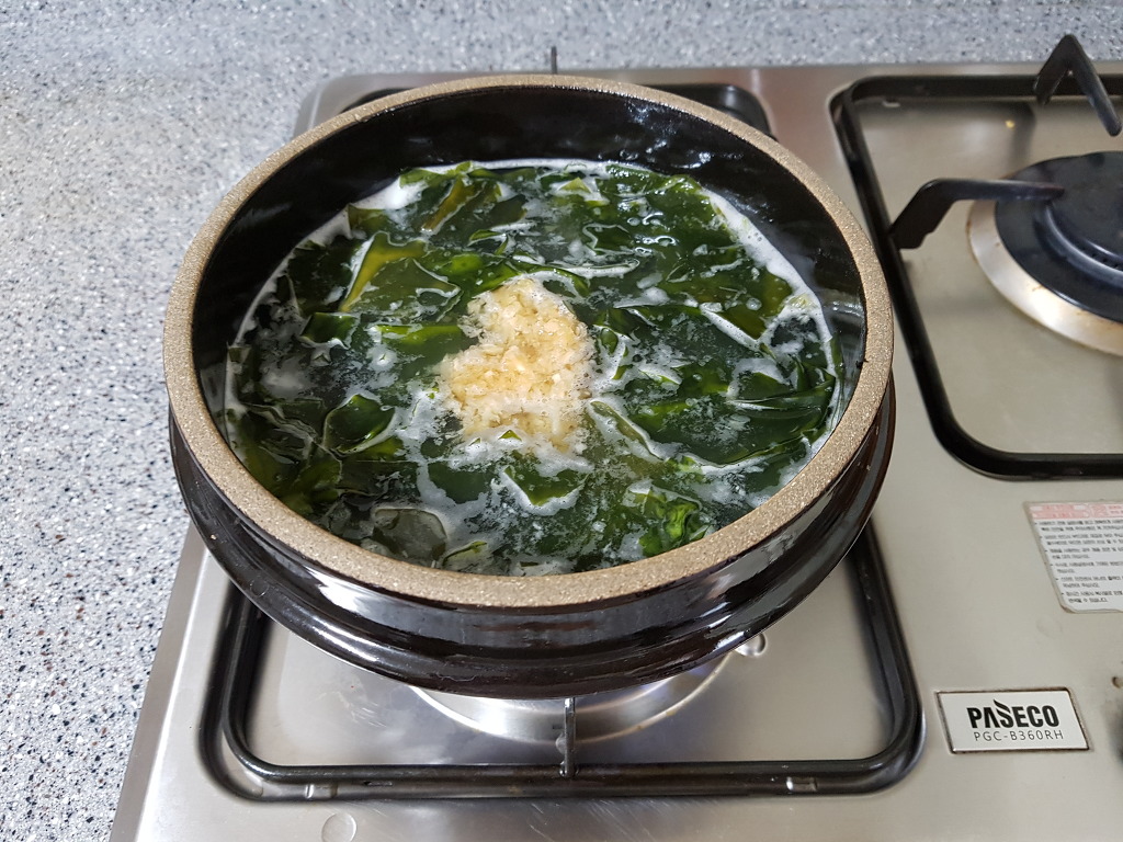 뚝배기 수제비 이미지