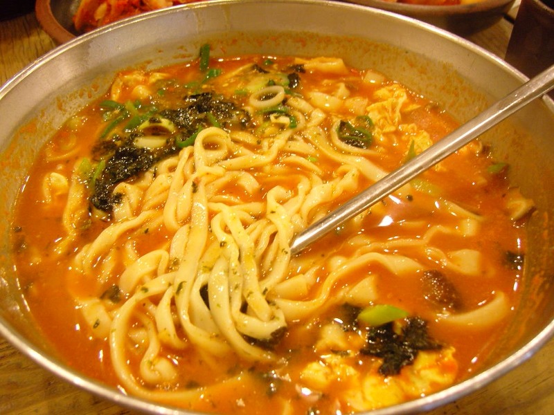 [장칼국수] 칼국수처럼 뽀얀 국물이 아닌 붉은색으로 얼큰해보이는 장칼국수 | 인스티즈