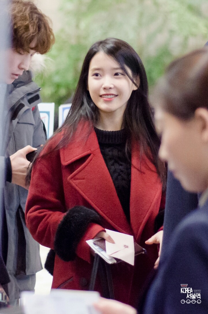 빨간 코트 코디한 아이유.jpg | 인스티즈