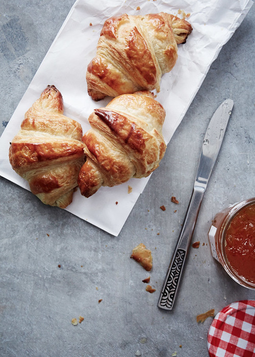 Croissant (크로와상) + Pain au Chocolat (뺑오쇼콜라) | 인스티즈