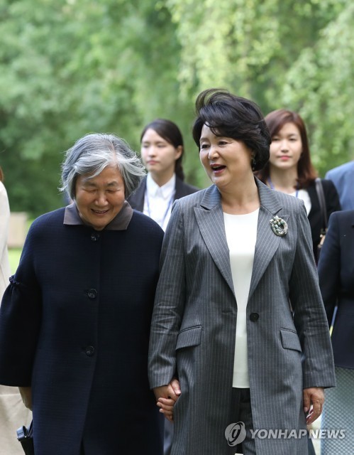 윤이상 제자들과 묘지 둘러보는 김정숙 여사 .jpg | 인스티즈