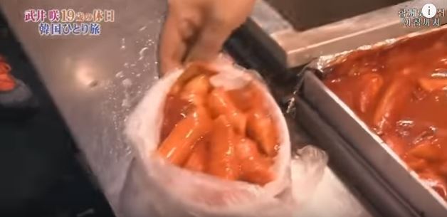 명동에서 떡볶이 사먹는 일본 처자.jpg | 인스티즈