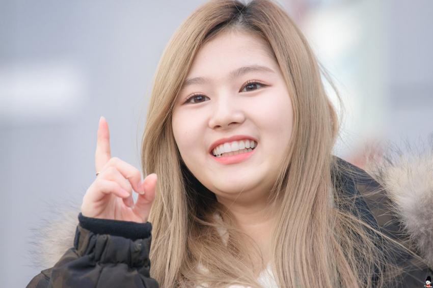 트와이스 사나가 먹고싶은거 마음껏 먹으면.....gif | 인스티즈