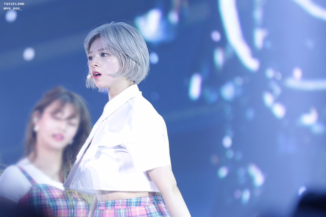 은발로 염색하고 물오른 트와이스 정연 | 인스티즈