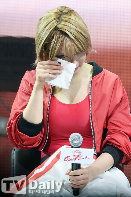 AOA 쇼케이스에서 눈물 흘리는 초아.jpg | 인스티즈