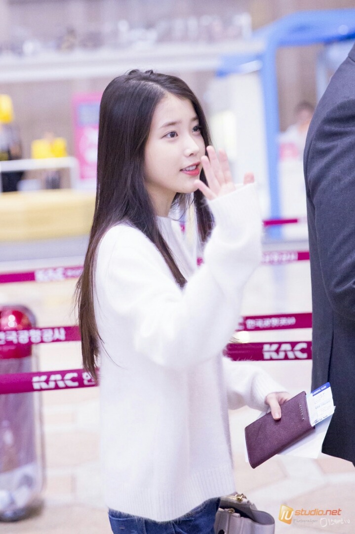 아이유 흰 니트 • 청바지 코디.jpg | 인스티즈