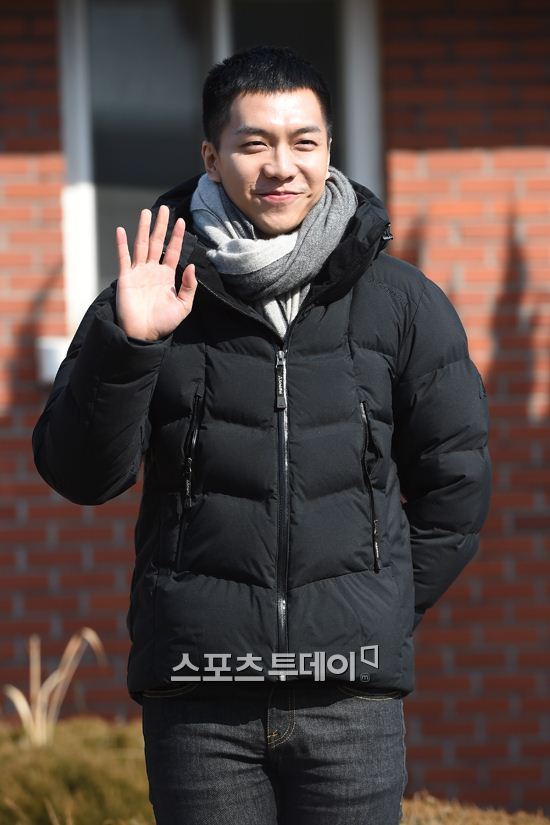 [포토엔] 이승기 입대. 팬들 뒤로하고 아쉬운 발걸음 | 인스티즈