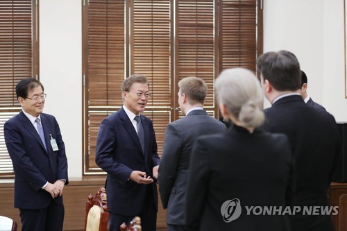 백악관 특사들과 인사하는 문재인 대통령 .jpg | 인스티즈