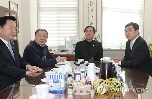 원내 대표실 들어가는 개헌파 .jpg | 인스티즈