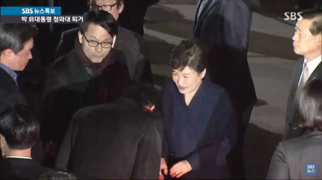 웃으면서 지지자들과 인사하는 박근혜씨 | 인스티즈