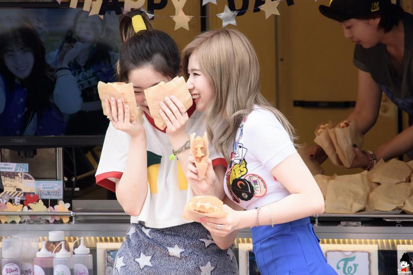 [트와이스] 피부가 두부처럼 하얀 둡둡 다현 짤들.jpg | 인스티즈