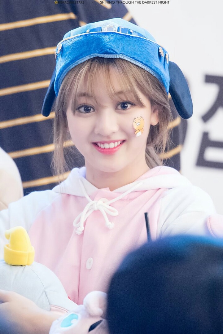 [트와이스] 지효:(폴짝)(줍줍)다혀나 이거 떨어져써... | 인스티즈