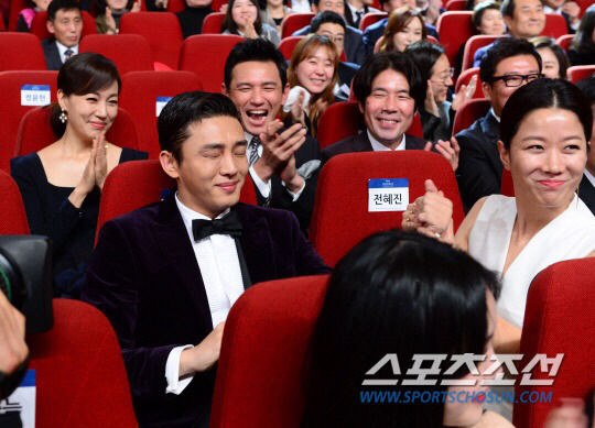 유아인 축하해주는 황정민 | 인스티즈