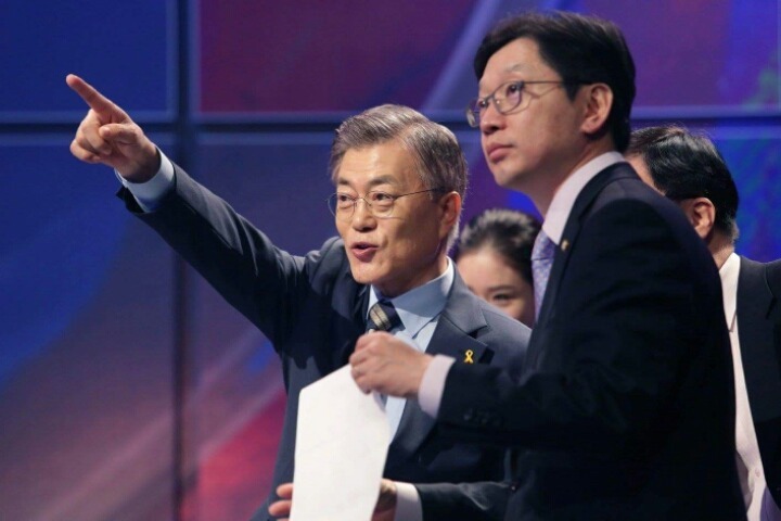 선거 기간 내내 문재인 후보님 옆을 묵묵히 지키고 계신 김경수 의원.jpg | 인스티즈