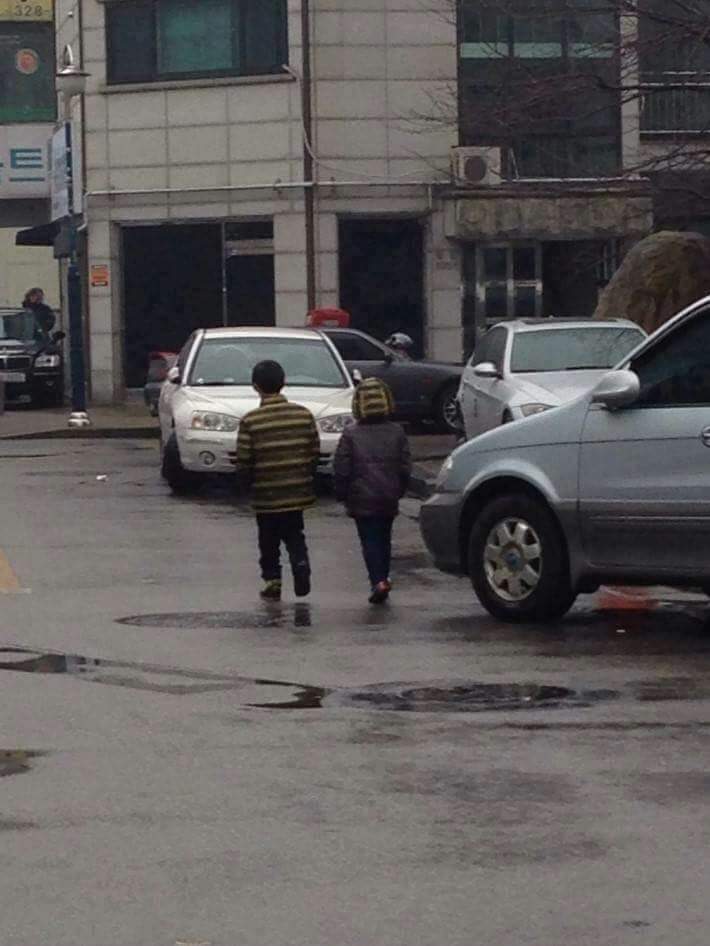 비오는날 동생챙기는 상남자 .jpg | 인스티즈