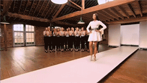 [나오미캠벨] 성격은 뭐같아도 모델 실력은 하나는 타고난 그녀의 움직이는 워킹짤 | 인스티즈