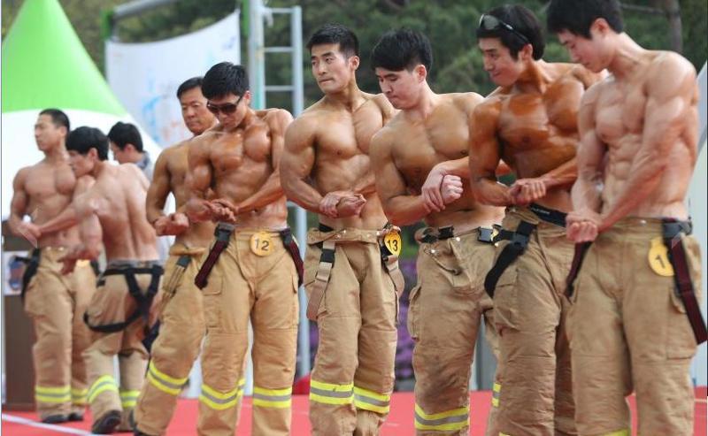 우리나라와 일본의 몸짱 소방관들.jpg | 인스티즈