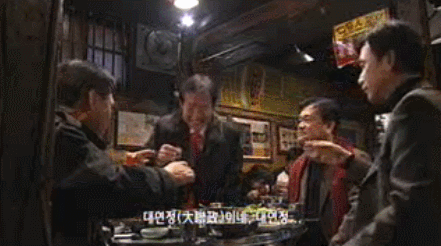술자리에서 유시민 홍준표 기싸움 ㄷㄷㄷ.gif | 인스티즈
