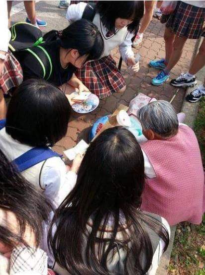 다시봐도 감동적인 한국여중생들의 선행 | 인스티즈