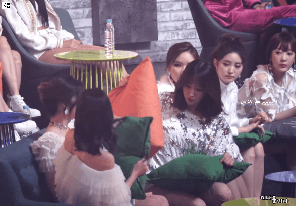 트와이스 미나, 사나 챙겨주는 EXID 하니.gif | 인스티즈