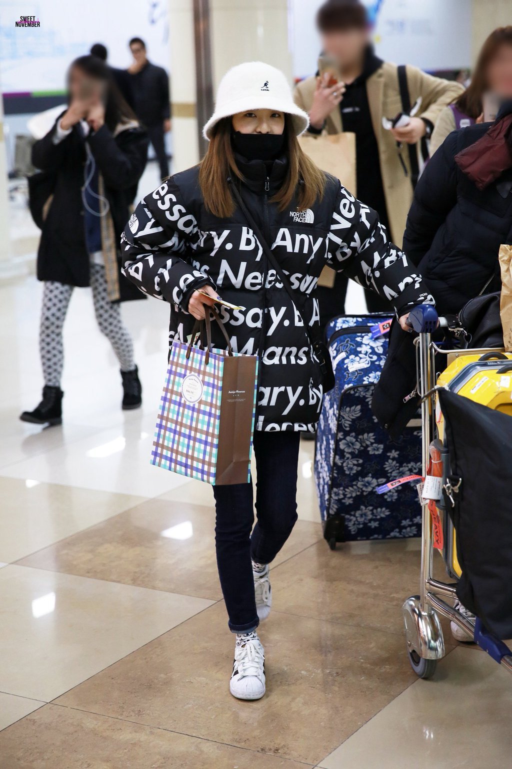 산다라박 슈프림 x 노스페이스 패딩 공항 패션.jpg | 인스티즈