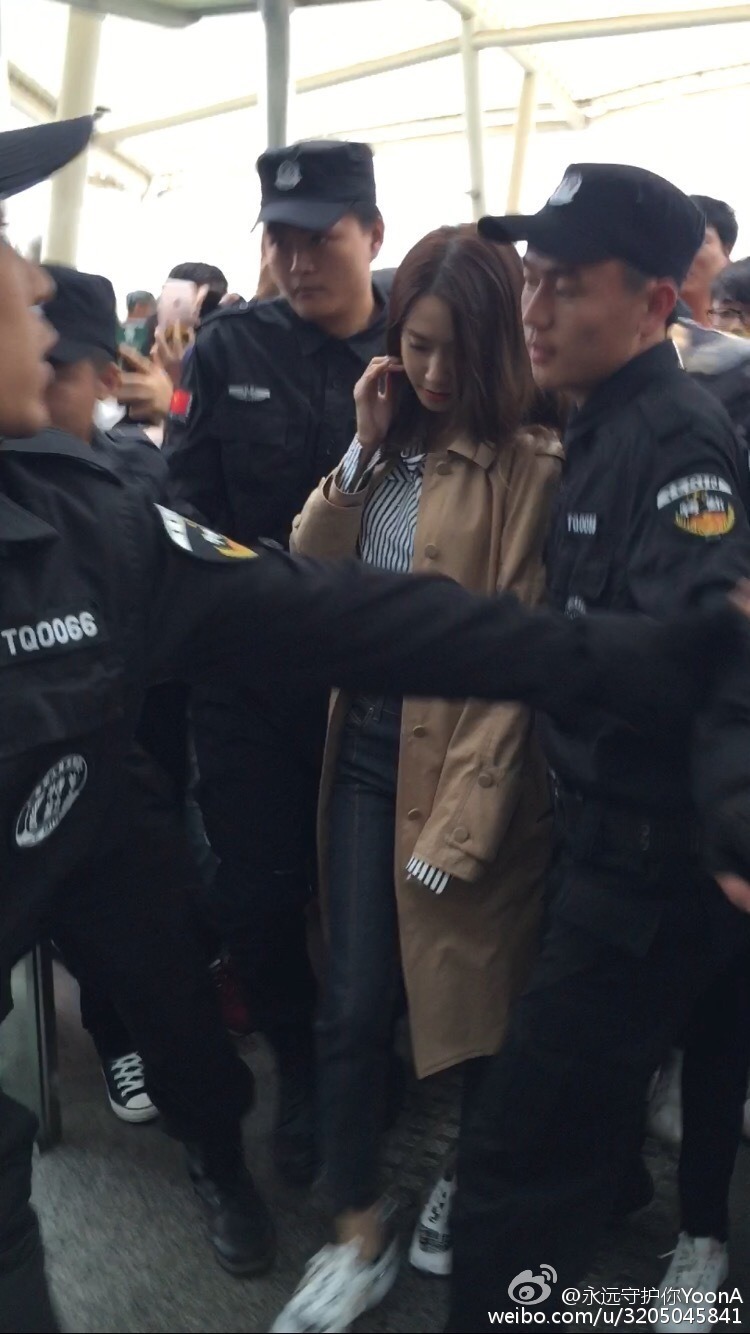 중국 공항에 도착한 윤아 구름인파 .jpg | 인스티즈