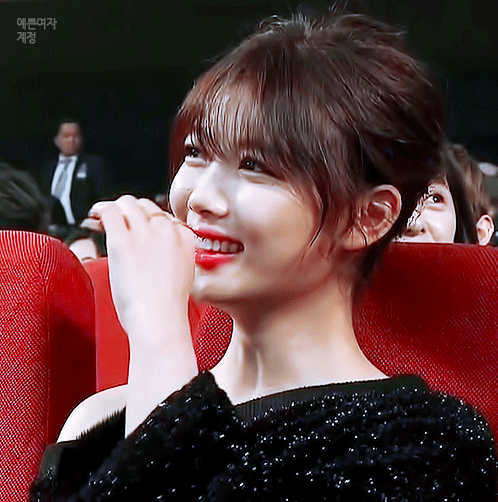 오늘자 AAA 가수들 무대에서 리액션 좋던 두 배우 | 인스티즈