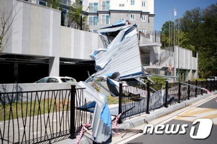 오늘자 강풍에 날아온 영화관 지붕에 파손된 창문.jpg | 인스티즈