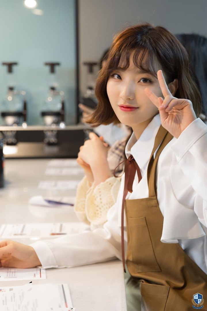 요즘 잘 안 올라와서 올려보는 프로미스나인 이새롬.jpgif | 인스티즈