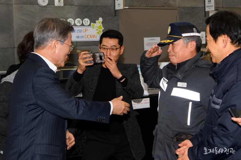 문 대통령과 공무원들의 만남 | 인스티즈