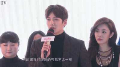 개잘생긴 남자를 바라보는 여자들의 표정.gif | 인스티즈