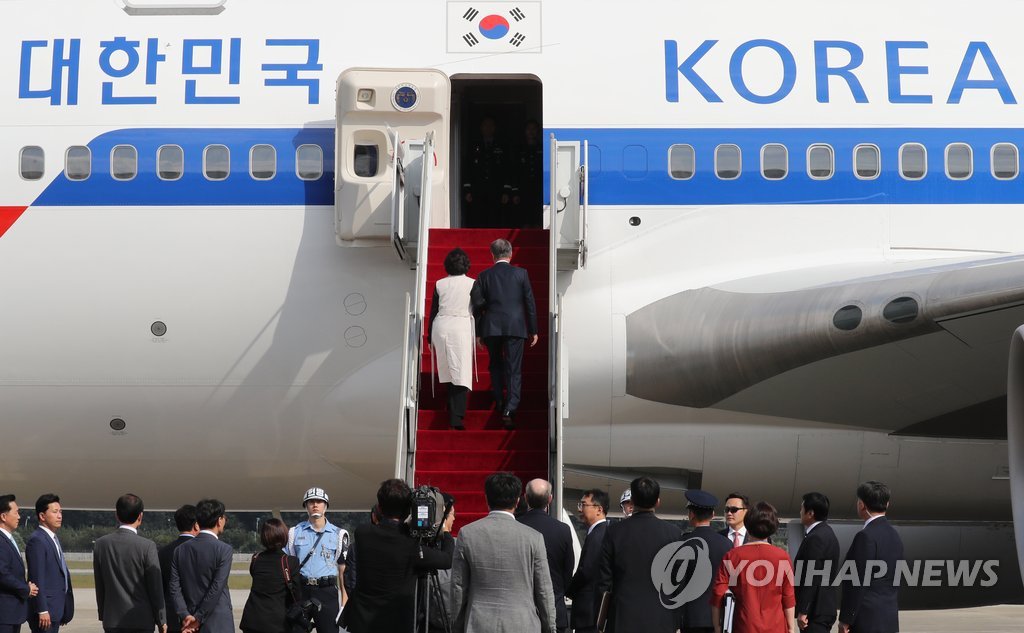 미국으로 출국한 문재인 대통령과 김정숙 여사 | 인스티즈
