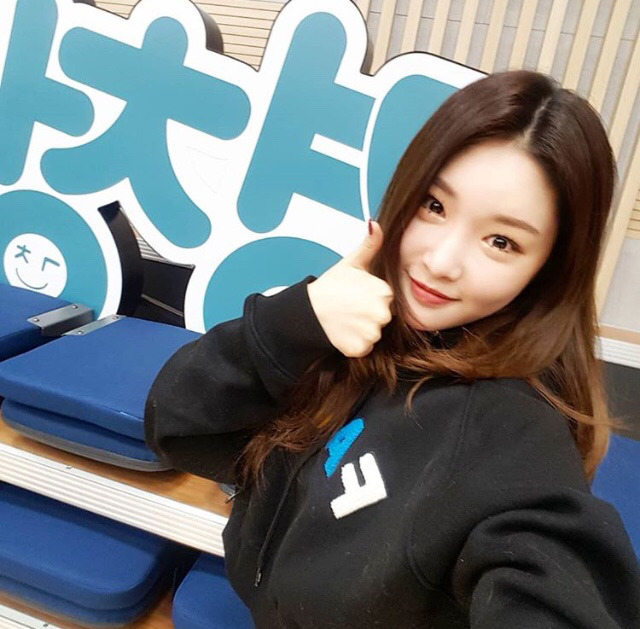 라디오 진행하는 청하.jpg | 인스티즈