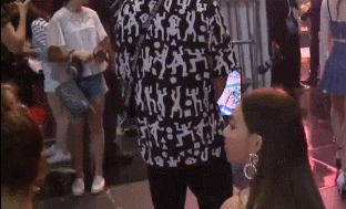 어제자 코뮤페에 똥머리하고 나타난 트와이스 정연.gif | 인스티즈