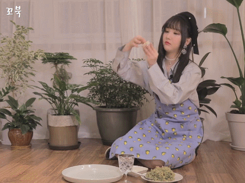 말없이 만두만 빚고 있는 여차친구 은하.gif | 인스티즈