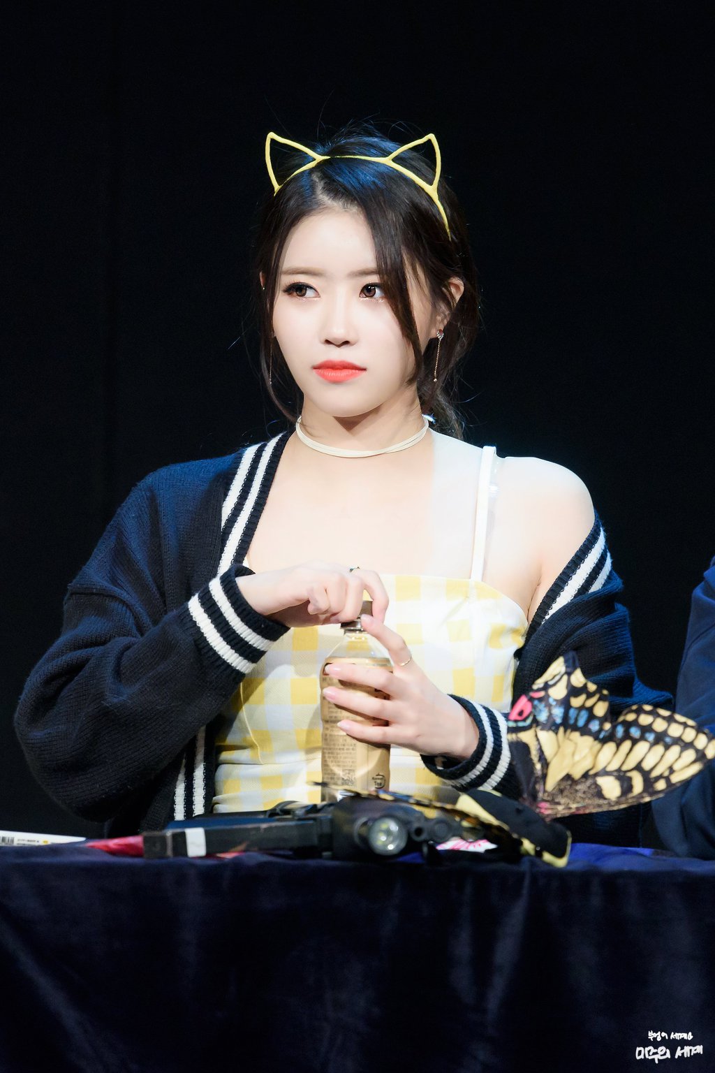 노란 원피스에 고양이 머리띠를 쓴 러블리즈 미주.jpgif | 인스티즈