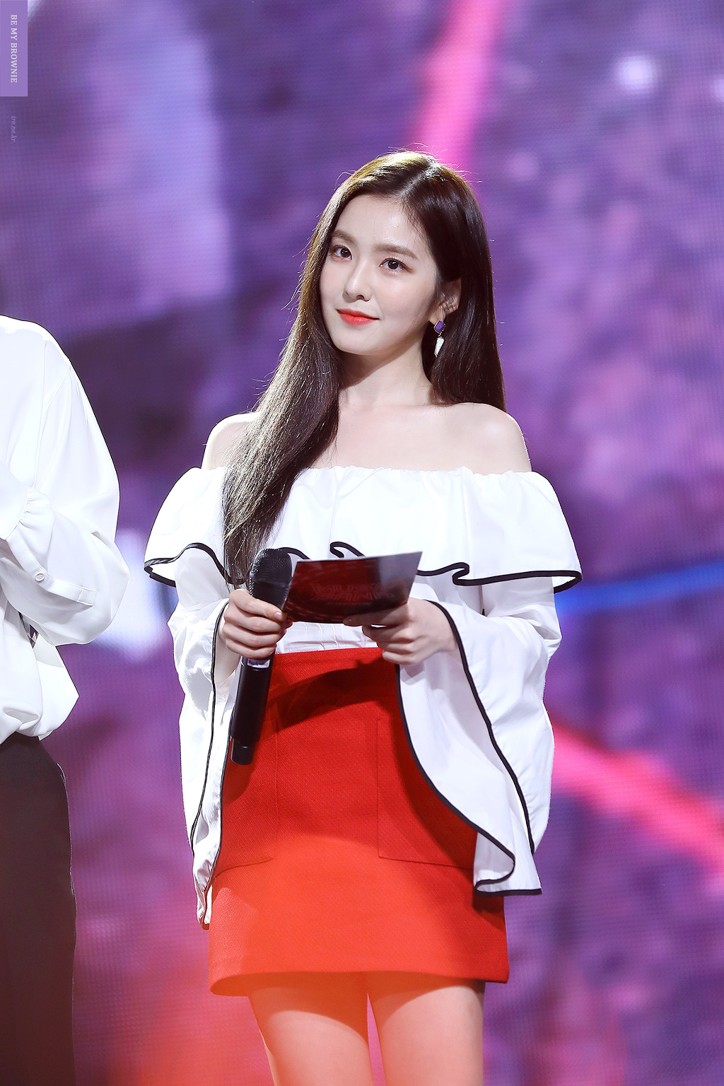 오프숄더 애용하는 레드벨벳 아이린.jpgif | 인스티즈