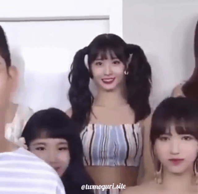 마이크 꺼꿀로 들고 인사하는 모구리.gif | 인스티즈