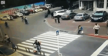 엉뚱한곳에서 사고난 중국 횡단보도 | 인스티즈